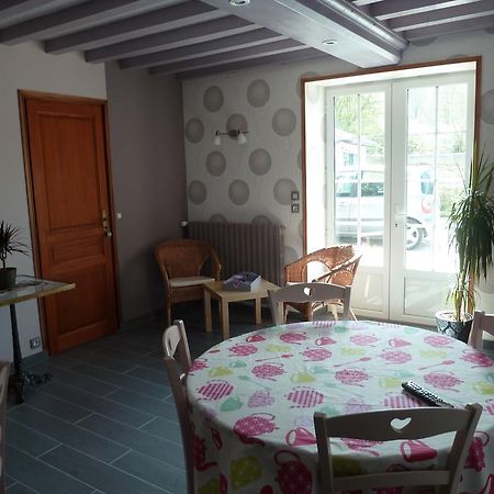 Les Volets Bleus Bed & Breakfast Saint-Martin-des-Entrées Екстериор снимка