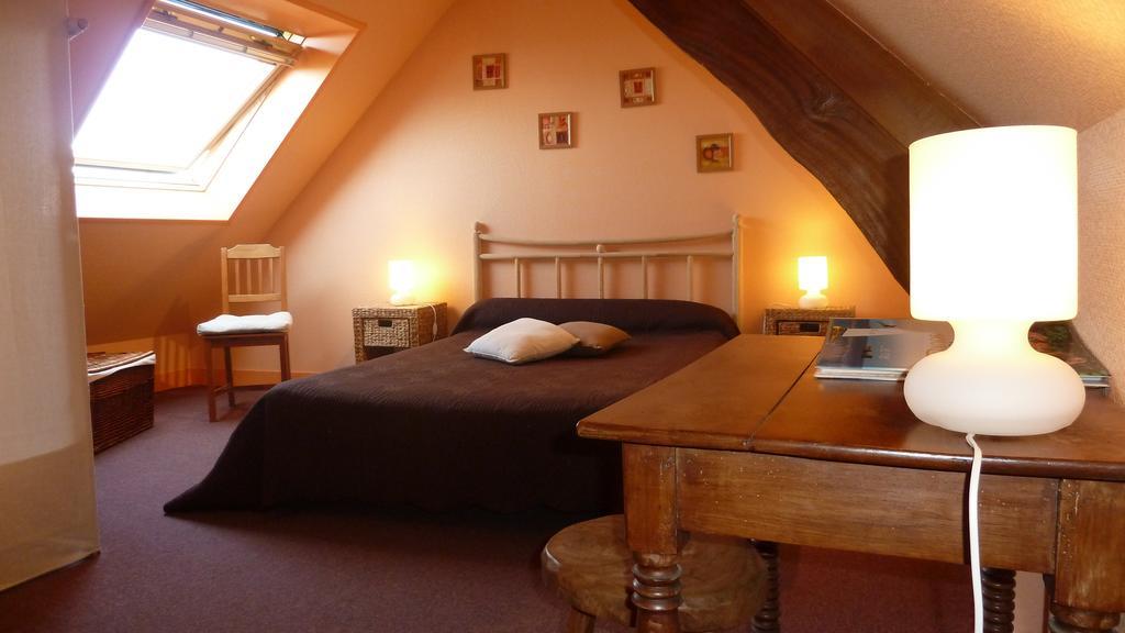Les Volets Bleus Bed & Breakfast Saint-Martin-des-Entrées Стая снимка