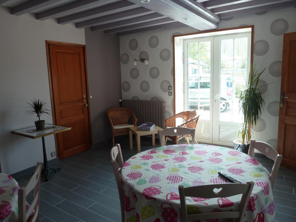 Les Volets Bleus Bed & Breakfast Saint-Martin-des-Entrées Екстериор снимка