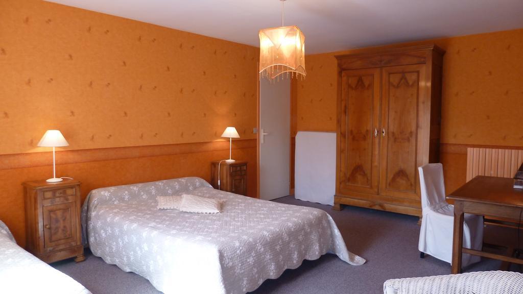 Les Volets Bleus Bed & Breakfast Saint-Martin-des-Entrées Стая снимка